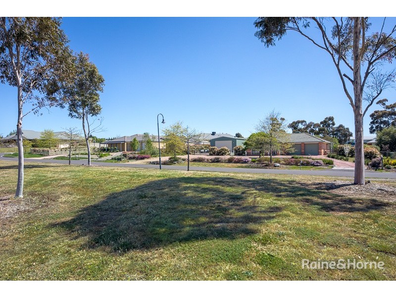 4 Berrydale Road, Sunbury VIC 3429