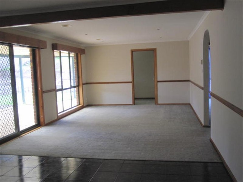 16 DELISLE AVENUE, Sunbury VIC 3429