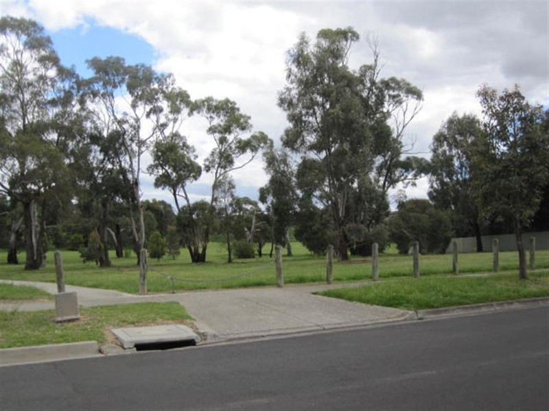 16 DELISLE AVENUE, Sunbury VIC 3429