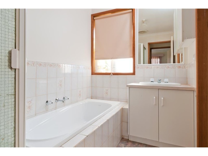 8 THORNTON AVENUE, Sunbury VIC 3429