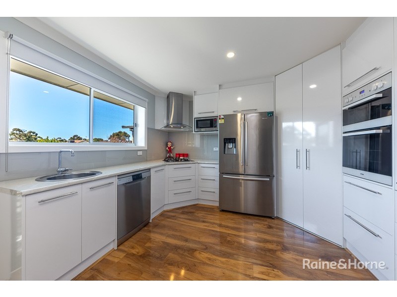 114 McKell Avenue, Sunbury VIC 3429