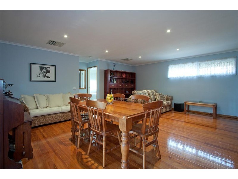 5 LAWRENCE AVENUE, Sunbury VIC 3429