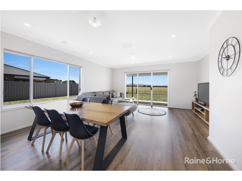 6 Lauder Place, Romsey VIC 3434