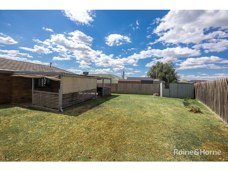 8 Hood Crescent, Sunbury VIC 3429