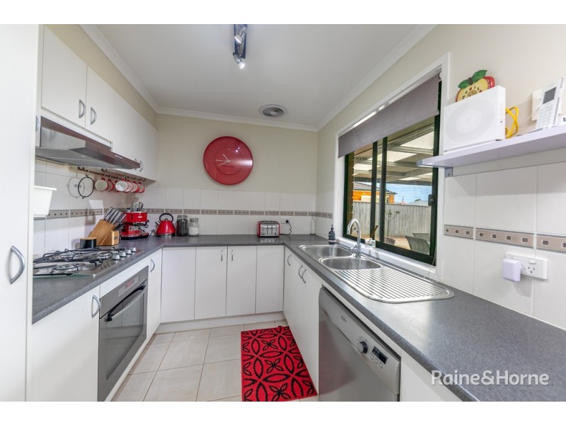 4 Sebastian Place, Sunbury VIC 3429