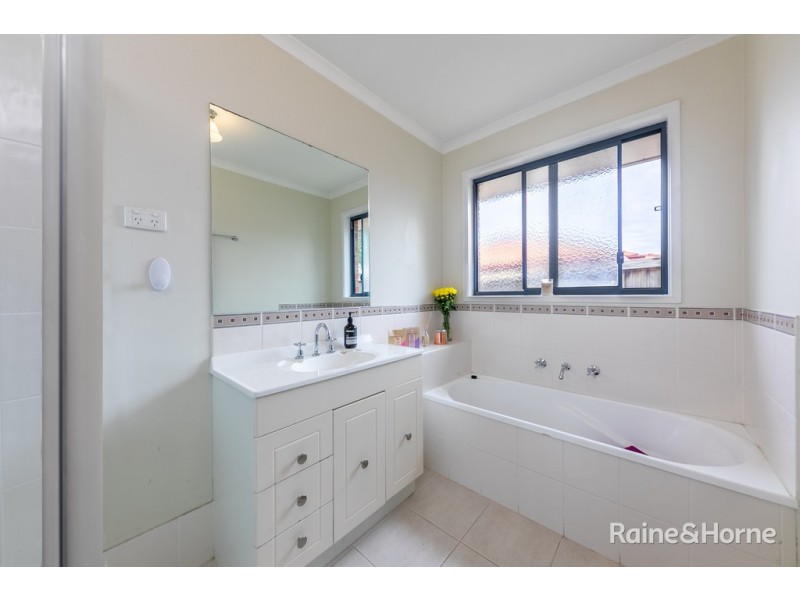 4 Sebastian Place, Sunbury VIC 3429