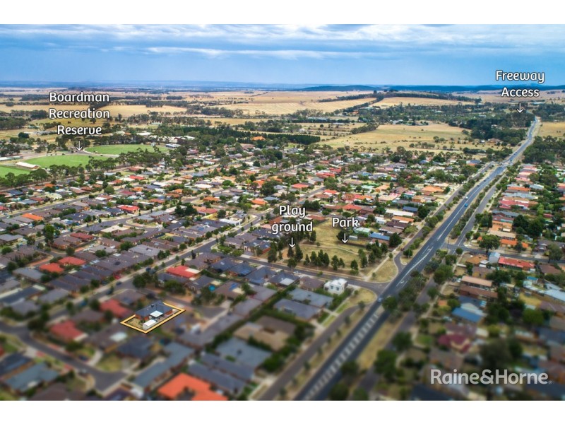 4 Sebastian Place, Sunbury VIC 3429