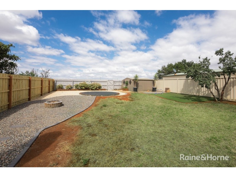 33 Stewart Crescent, Rockbank VIC 3335