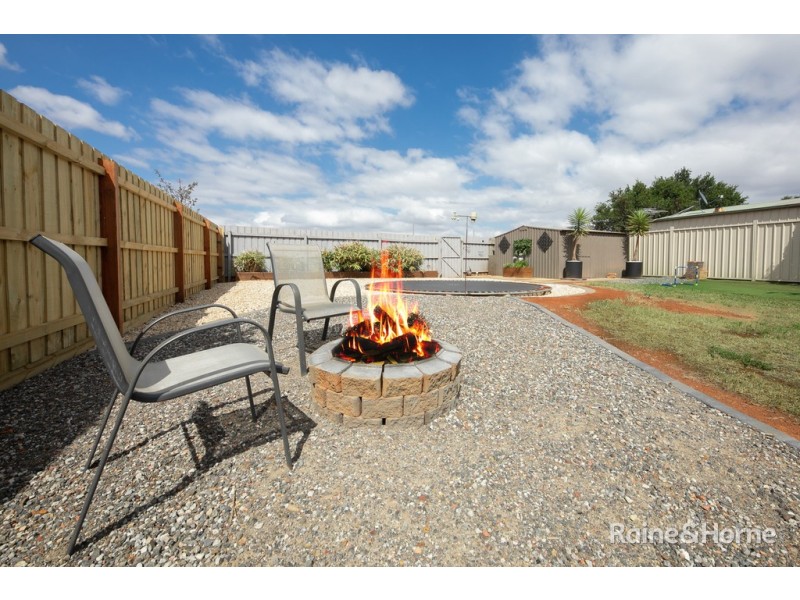 33 Stewart Crescent, Rockbank VIC 3335