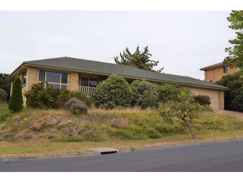 2 OFFICER COURT, Sunbury VIC 3429