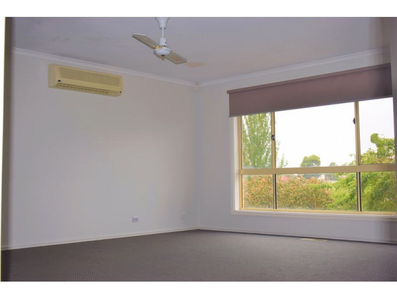 2 OFFICER COURT, Sunbury VIC 3429