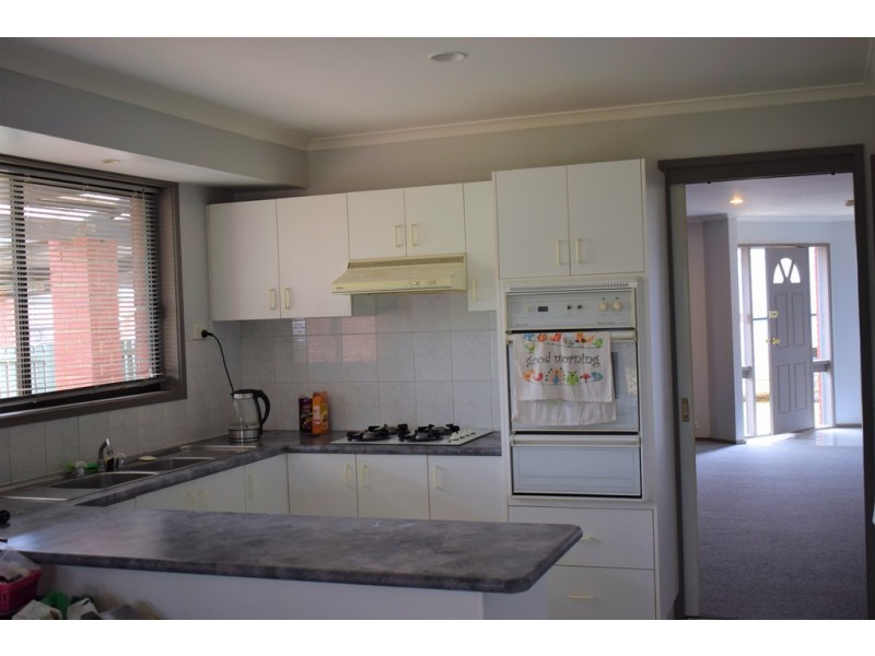 8 MANNING COURT, Sunbury VIC 3429