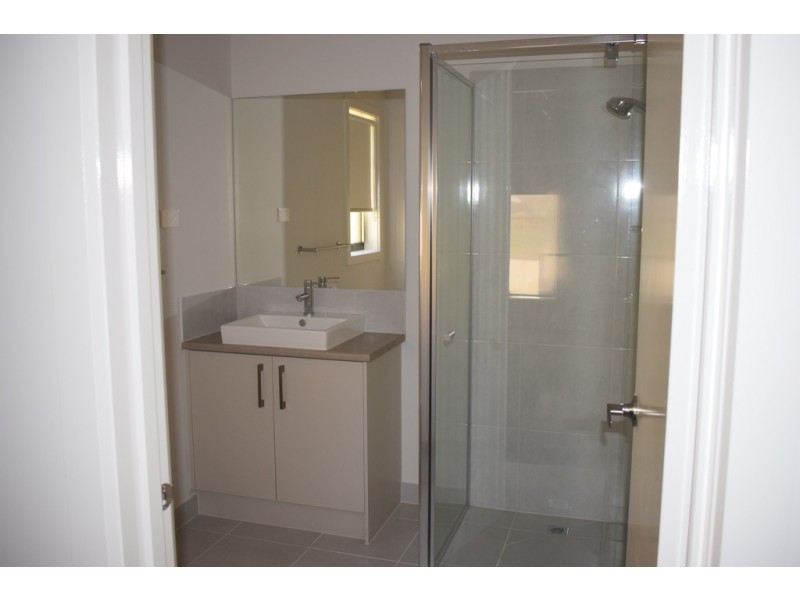 33 Splendour Circuit, Diggers Rest VIC 3427