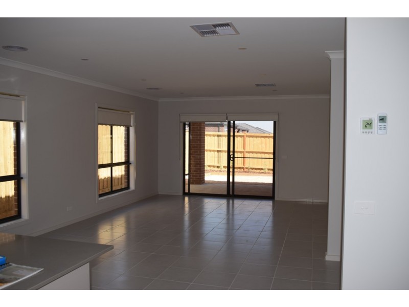 33 Splendour Circuit, Diggers Rest VIC 3427