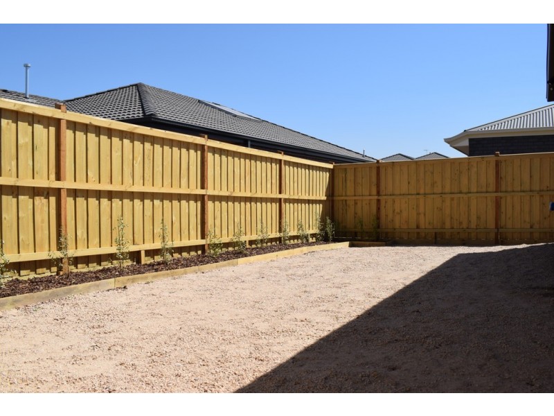 33 Splendour Circuit, Diggers Rest VIC 3427