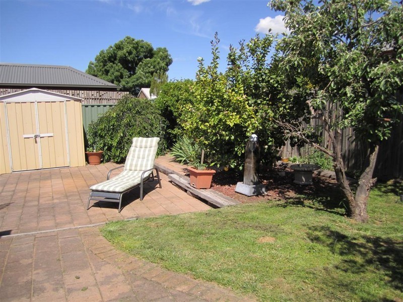 27 Dobell Avenue, Sunbury VIC 3429