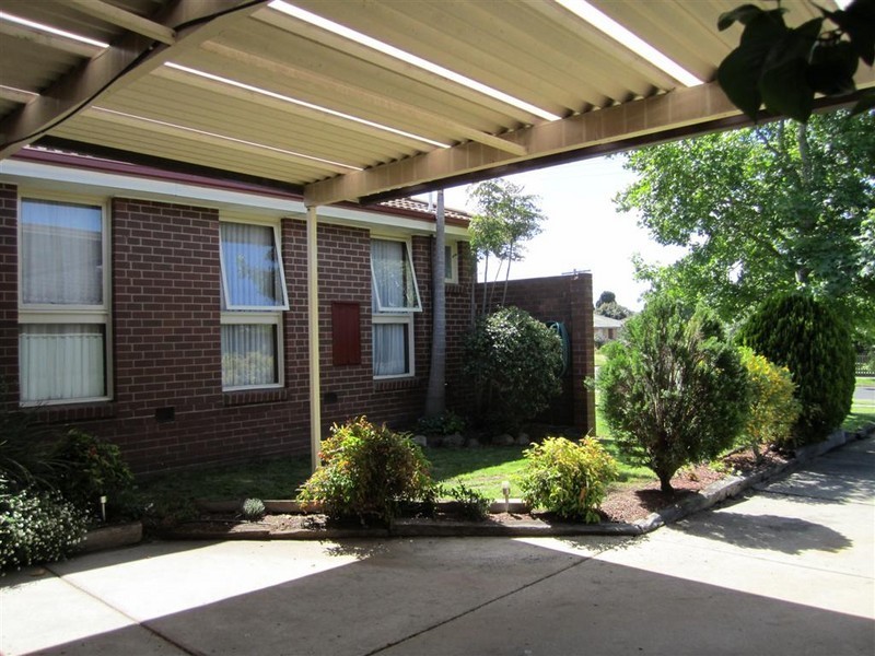 27 Dobell Avenue, Sunbury VIC 3429