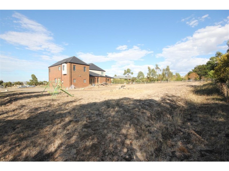 52 Highgrove Drive, Sunbury VIC 3429