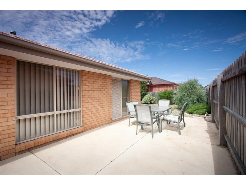 90 Sorbonne Drive, Sunbury VIC 3429