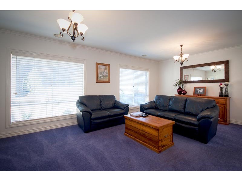 2 Mallee Court, Sunbury VIC 3429