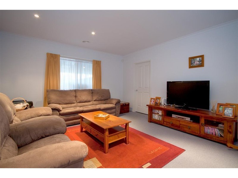 34 Rolling Meadows Drive, Sunbury VIC 3429