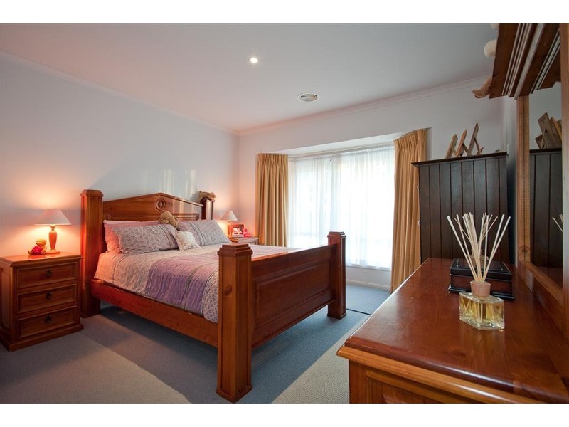 34 Rolling Meadows Drive, Sunbury VIC 3429