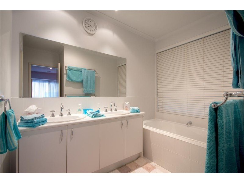 34 Rolling Meadows Drive, Sunbury VIC 3429