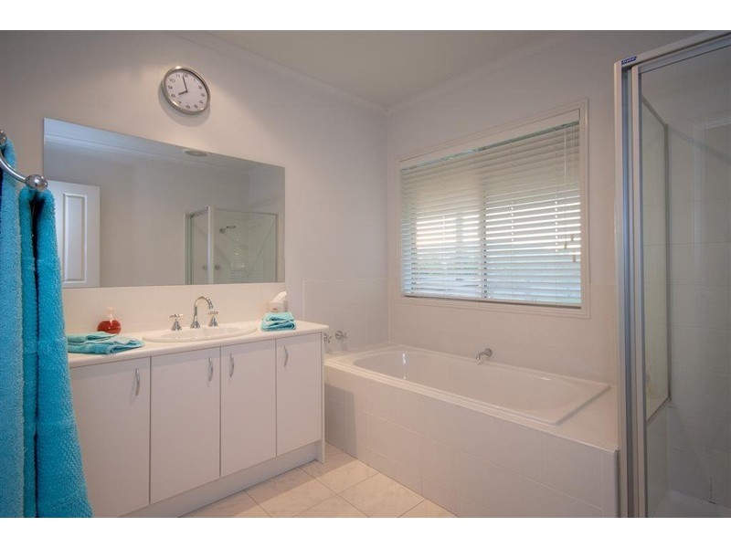 34 Rolling Meadows Drive, Sunbury VIC 3429