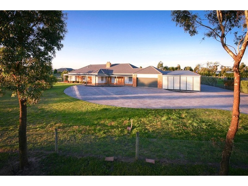34 Rolling Meadows Drive, Sunbury VIC 3429