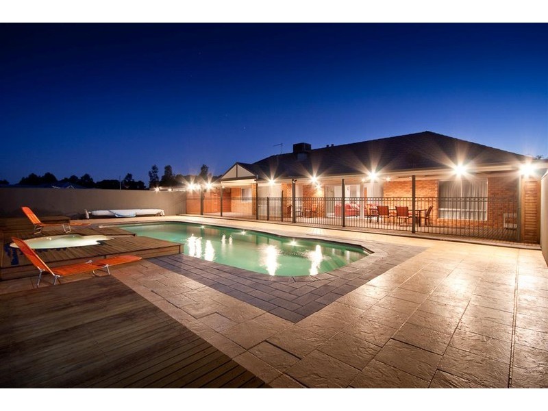 34 Rolling Meadows Drive, Sunbury VIC 3429