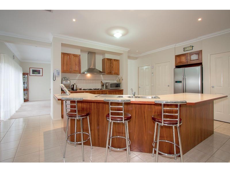8 Orchardview Grove, Sunbury VIC 3429