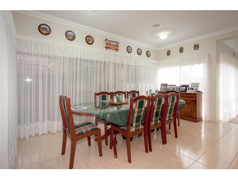 8 Orchardview Grove, Sunbury VIC 3429