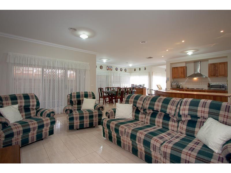 8 Orchardview Grove, Sunbury VIC 3429