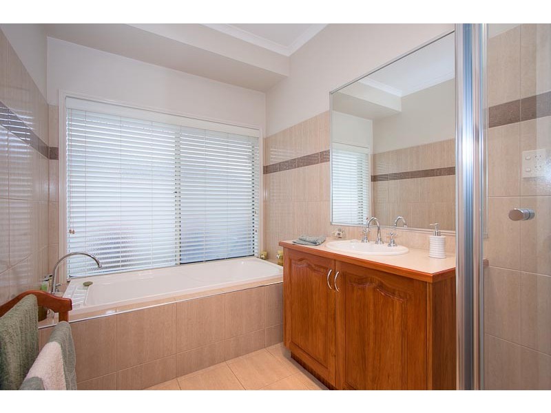 8 Orchardview Grove, Sunbury VIC 3429