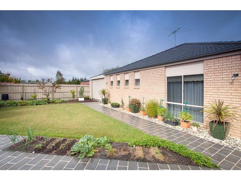 8 Orchardview Grove, Sunbury VIC 3429