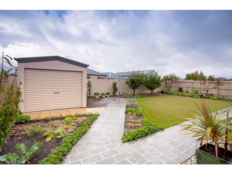 8 Orchardview Grove, Sunbury VIC 3429