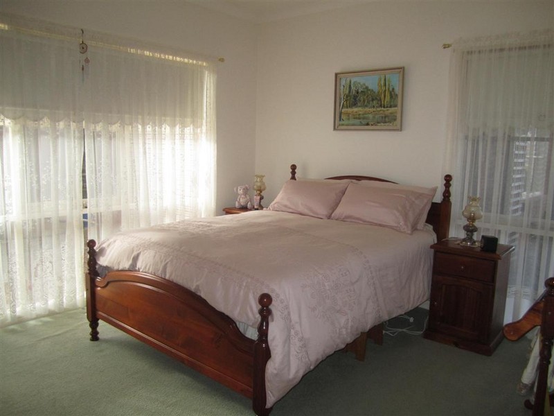 4 Fairbairn Grove, Sunbury VIC 3429