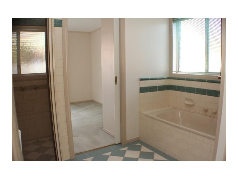 2/16 Harker Street, Sunbury VIC 3429