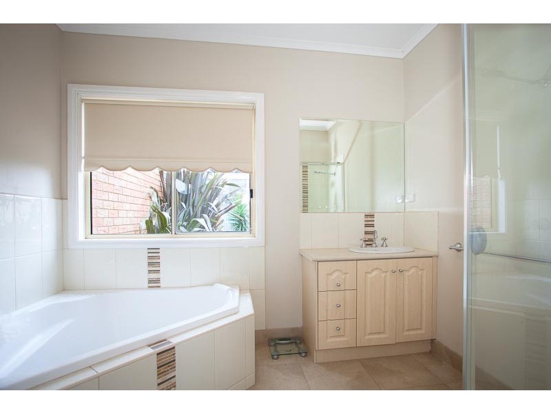 24 Oldbury Avenue, Sunbury VIC 3429