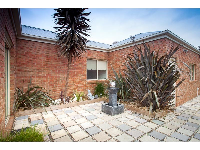 24 Oldbury Avenue, Sunbury VIC 3429