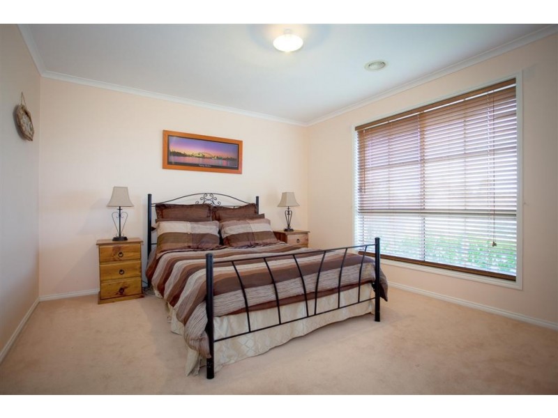 10 Rupertsdale Road, Sunbury VIC 3429