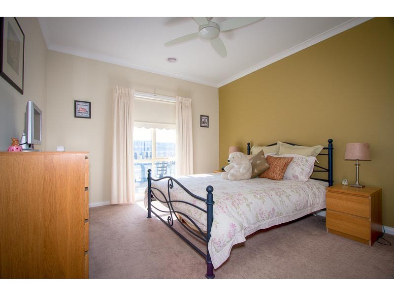 8 Cobblestone lane, Sunbury VIC 3429