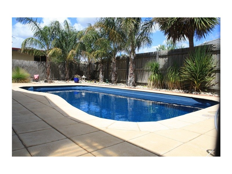 5 Grapeview Grove, Sunbury VIC 3429