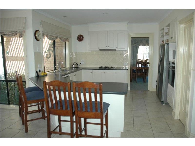 5 Grapeview Grove, Sunbury VIC 3429