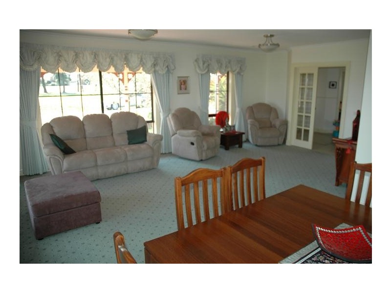 5 Grapeview Grove, Sunbury VIC 3429