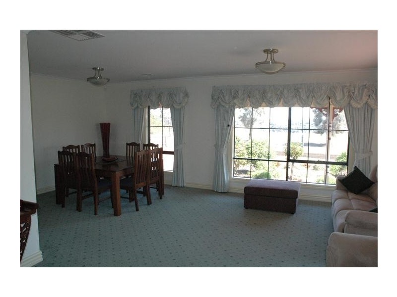 5 Grapeview Grove, Sunbury VIC 3429