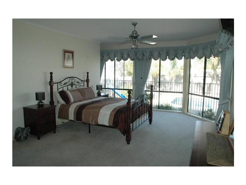 5 Grapeview Grove, Sunbury VIC 3429