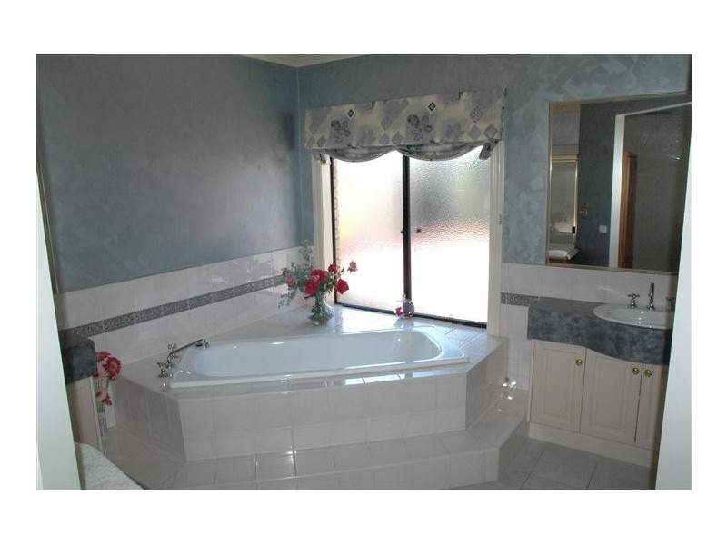 5 Grapeview Grove, Sunbury VIC 3429