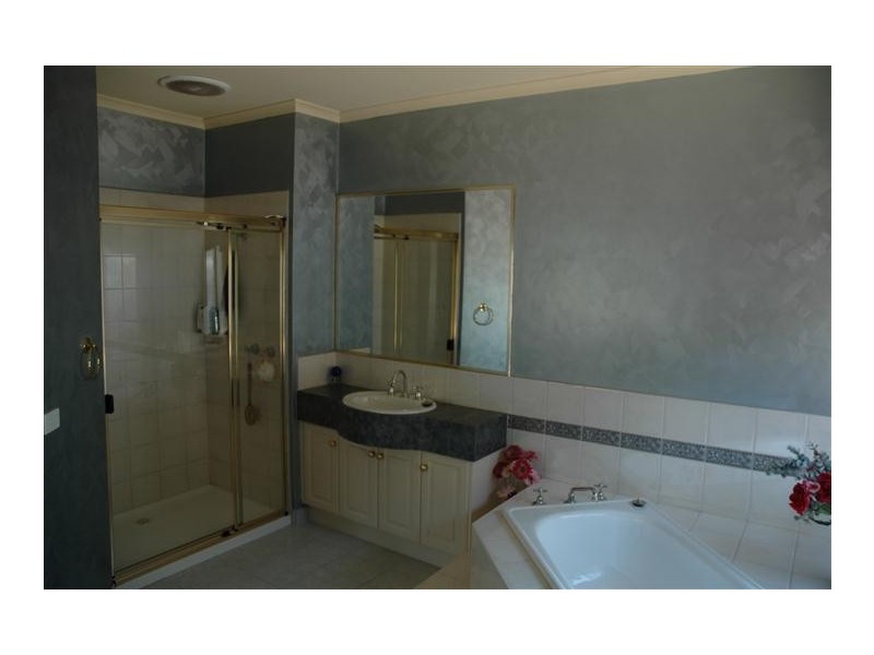 5 Grapeview Grove, Sunbury VIC 3429