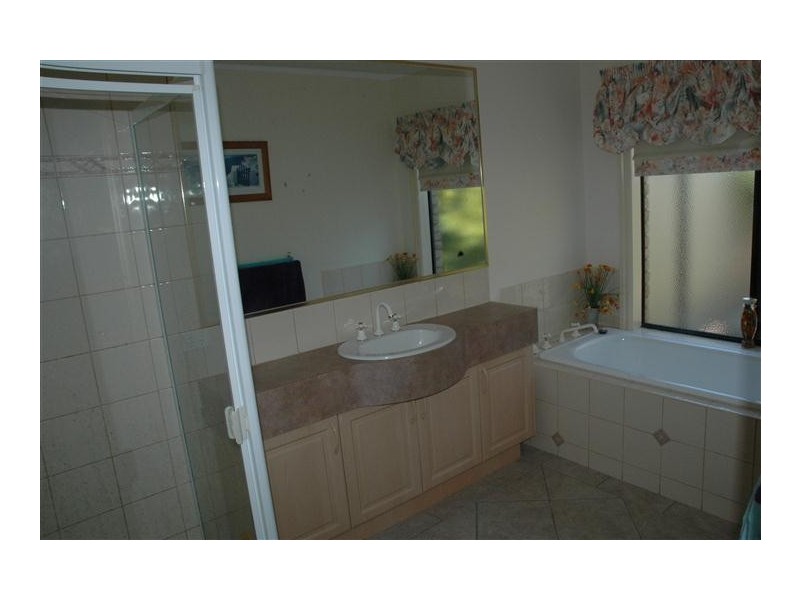 5 Grapeview Grove, Sunbury VIC 3429